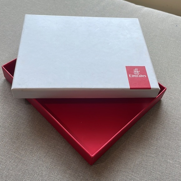 Emirates box - Picture 6 of 12